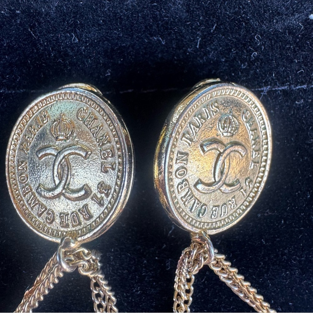 Coco Chanel Vintage Gold Metal CC Coin and Quilted Flap Bag Drop Earrings 1993 - Picture 4 of 12